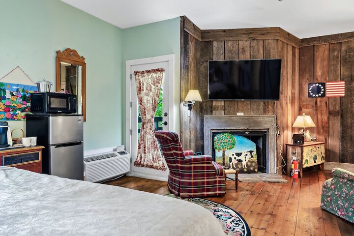 Snug Hug Queen Suite with Fireplace (24 of 131)