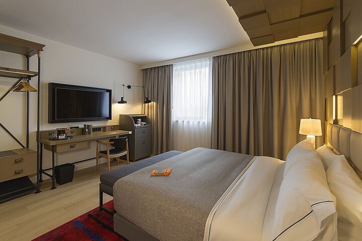 Room 10 of 48