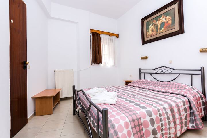 Room 4 of 8