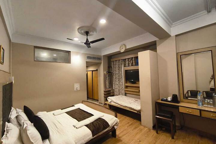 Room 6 of 28