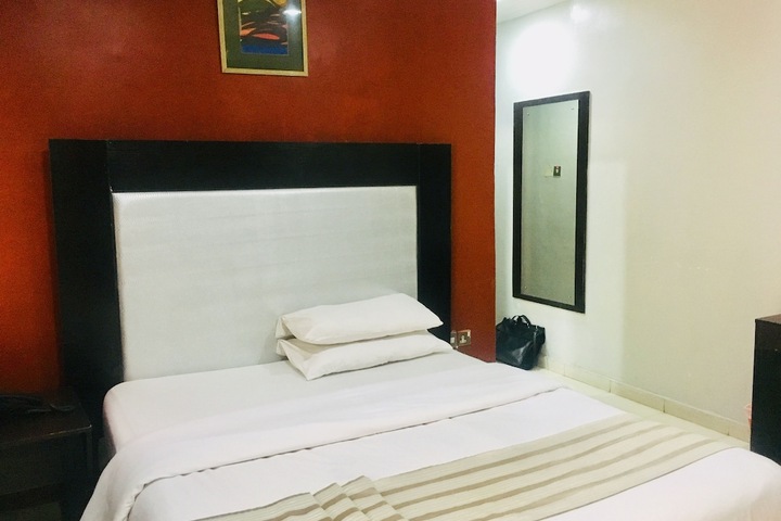 Room 15 of 37