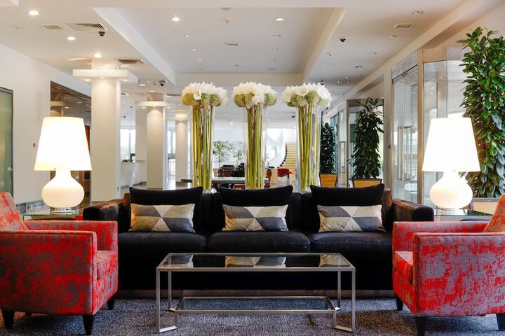 Lounge 33 of 42