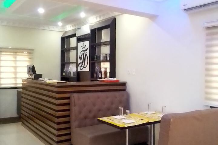 Dining 4 of 6