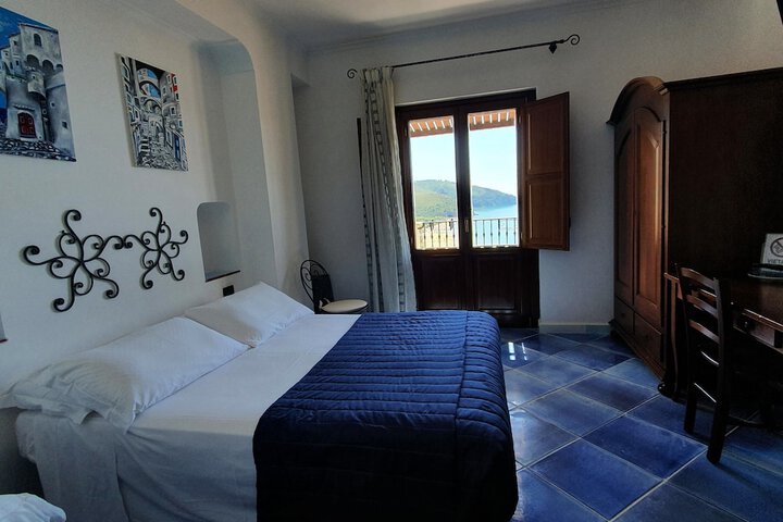 Room 3 of 38