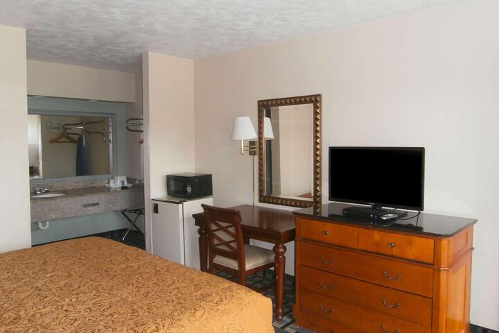 1 King Bed Accessible (3 of 8)