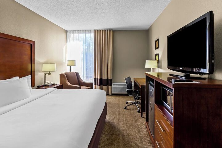 1 King Bed (2 of 8)
