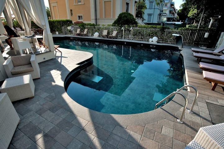 Pool 60 of 125
