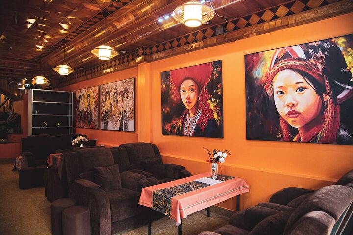 Lounge 33 of 45