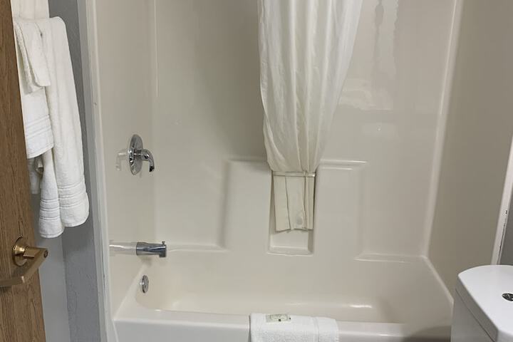 1 Queen Bed (9 of 22)