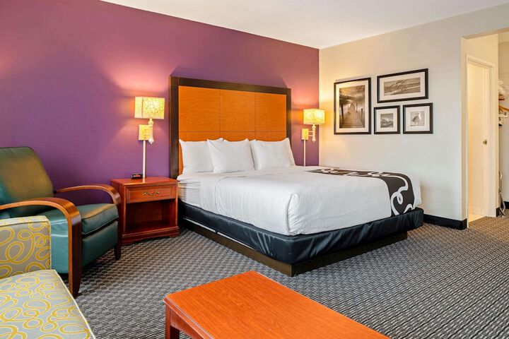 1 King Bed Mobility Hearing Impaired Accessible Room (11 of 12)