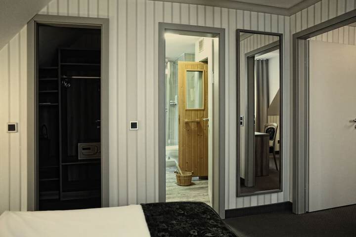 Room 9 of 89