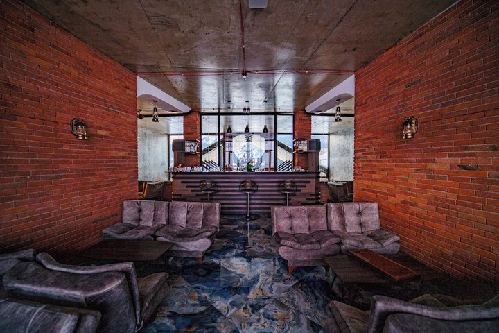 Lounge 11 of 14