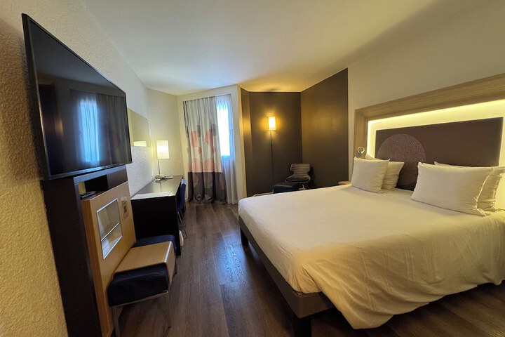 Room 8 of 83
