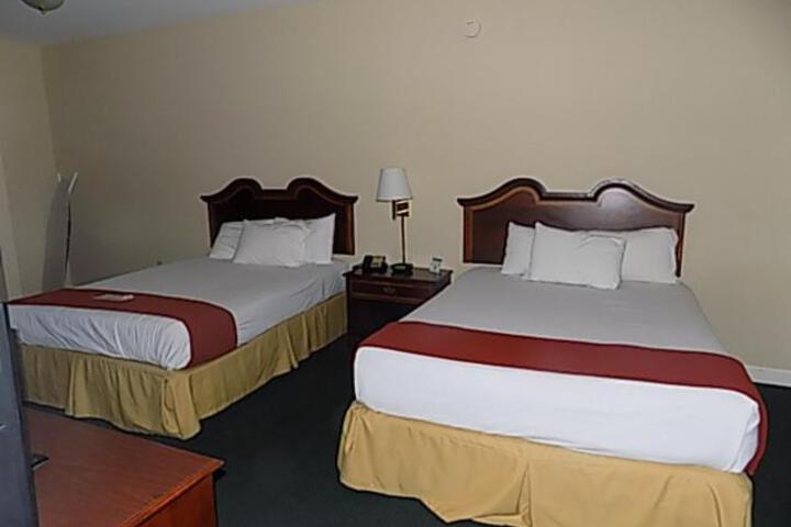2 Queen Beds (2 of 8)