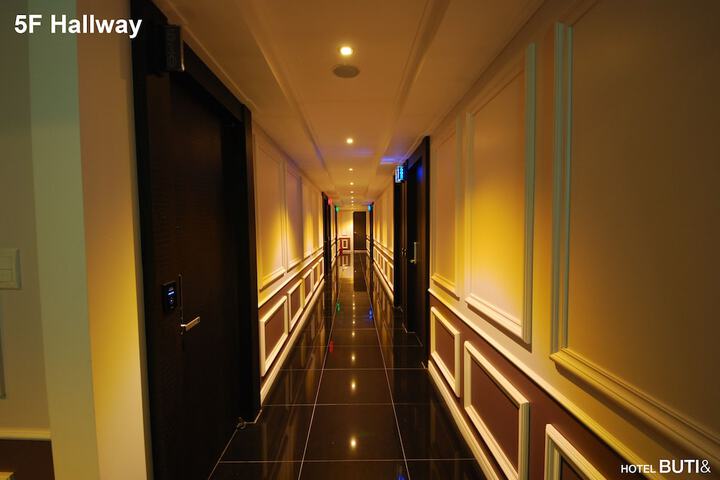 Ballroom/Hall 41 of 44