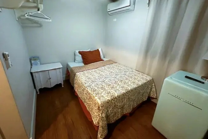 Room 2 of 10