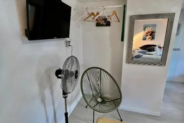 Room 8 of 12