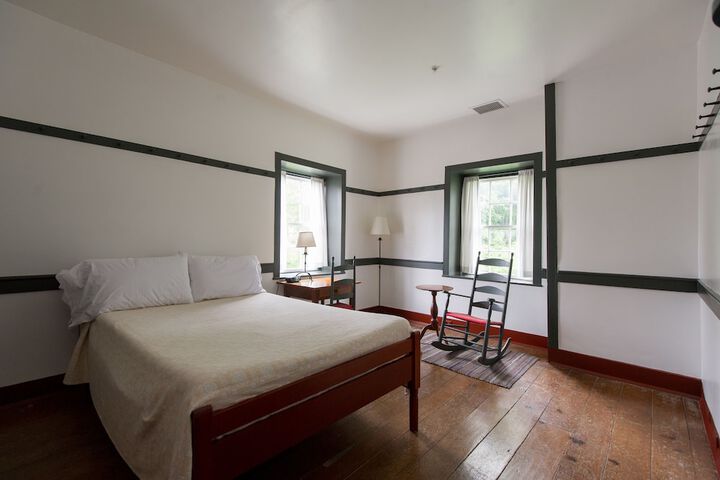 Deluxe Queen Bed (25 of 34)