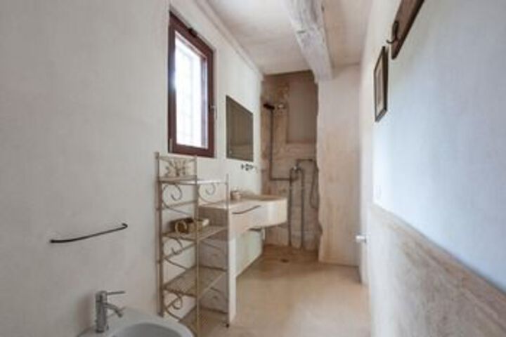 Room 5 of 27