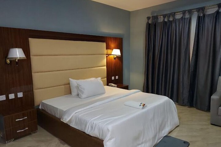 Room 3 of 48