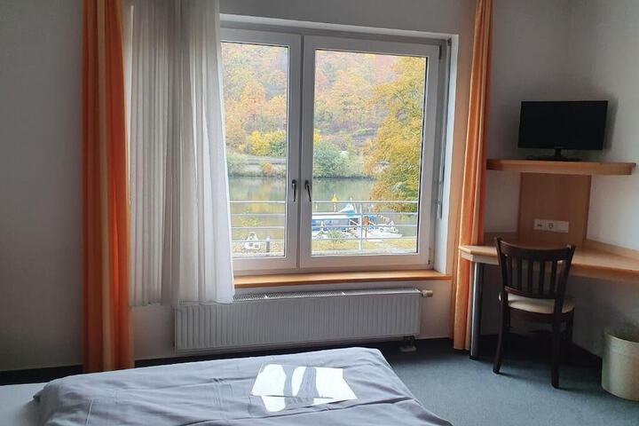 Room 9 of 28