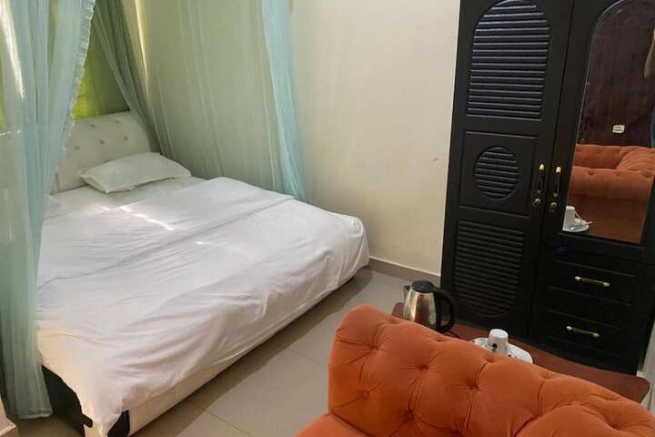 Room 4 of 11