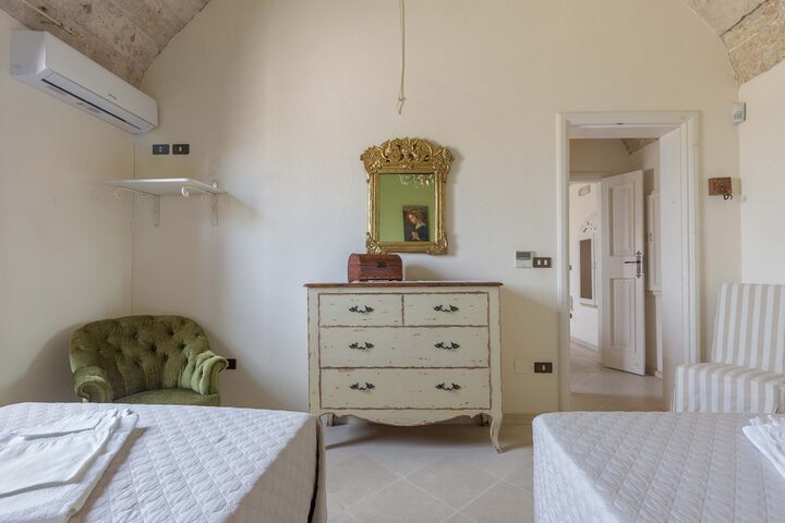 Room 6 of 63