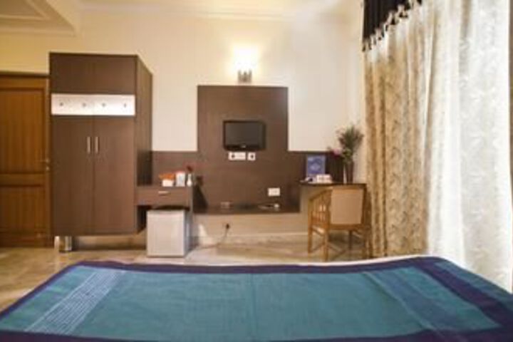 Room 11 of 25