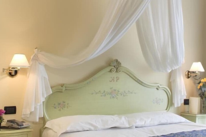 Room 9 of 24