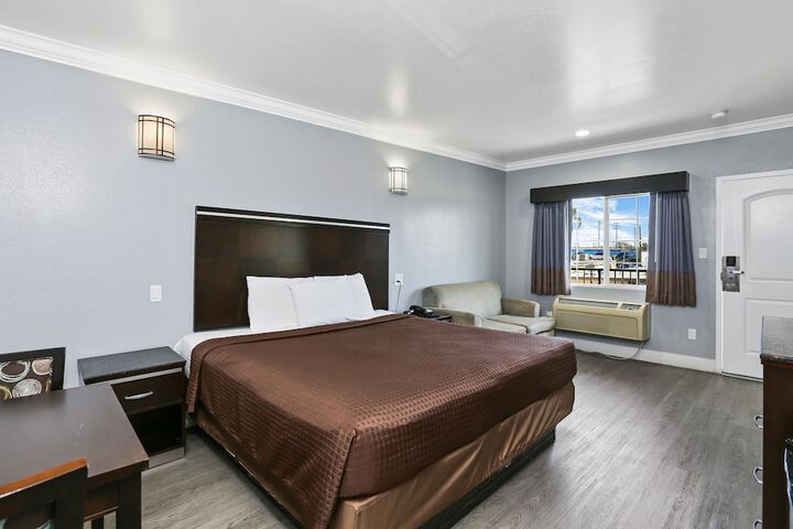 Standard | King Bed (1 of 18)