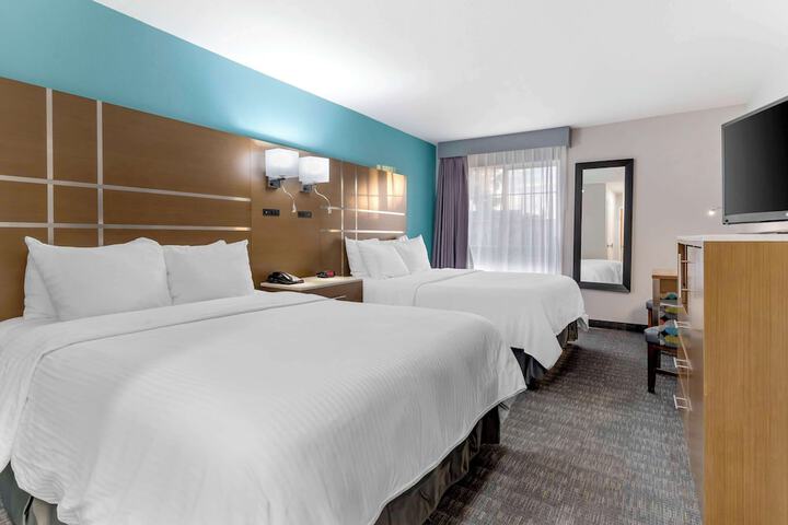 2 Queen Beds Microwave and Refrigerator WiFi Full Breakfast (9 of 10)