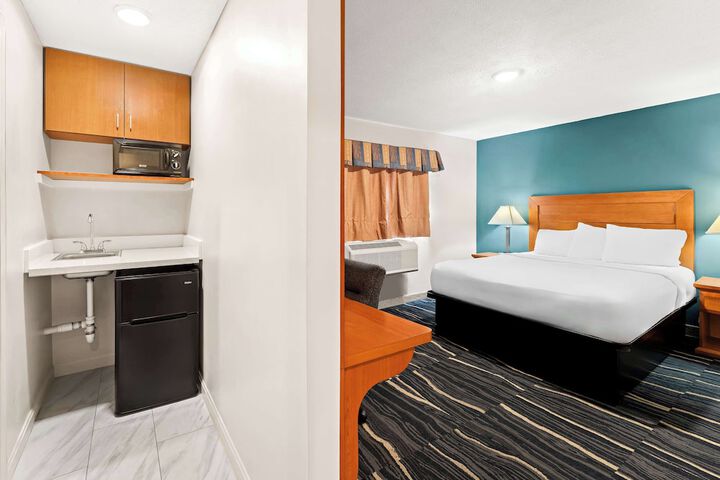 1 King Bed (13 of 15)