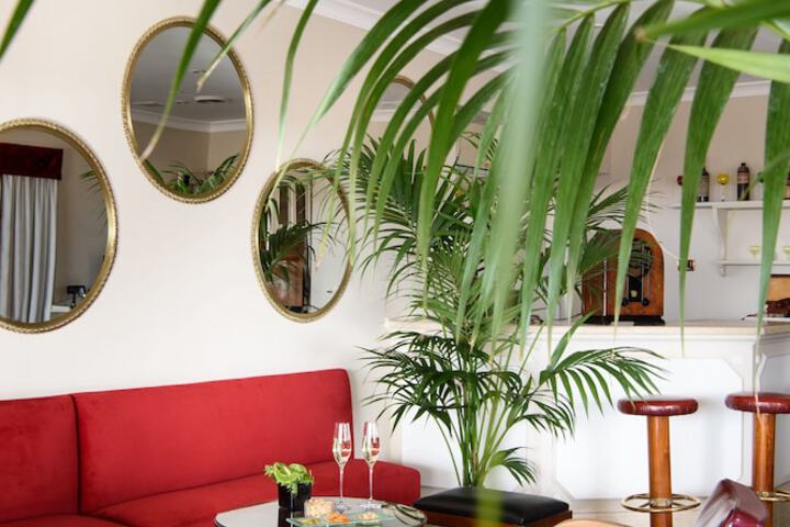 Lounge 121 of 161