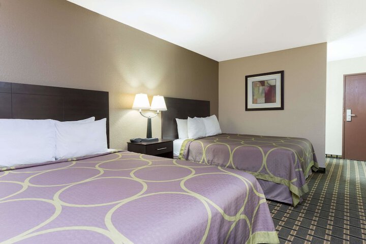 1 Queen Bed (3 of 11)
