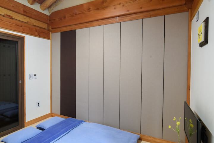 Room 4 of 52