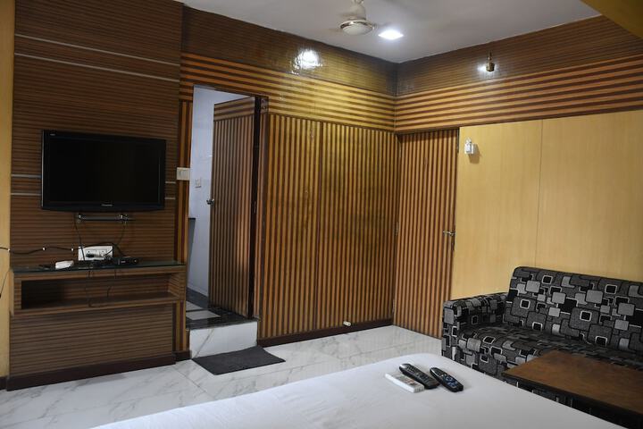 Room 9 of 16