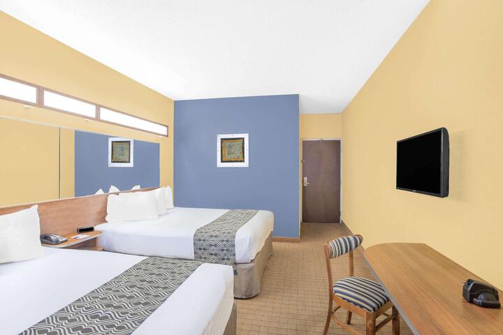 1 Queen Bed (8 of 23)