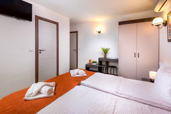 Room 8 of 32