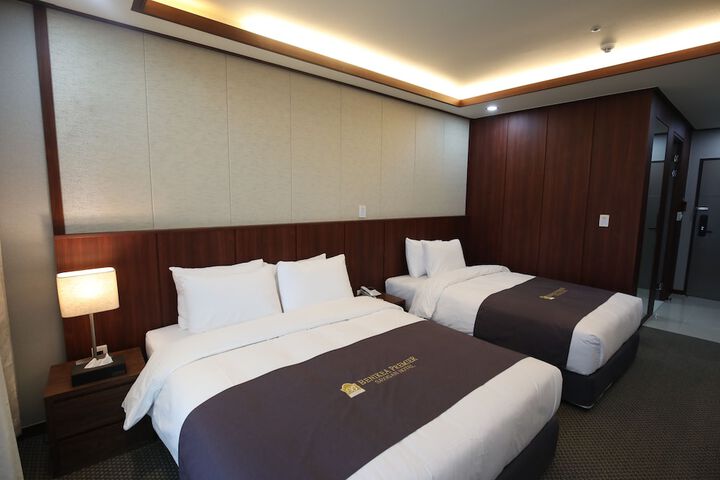 Room 8 of 37