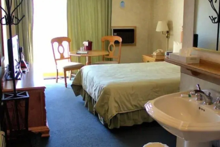 Room 7 of 12