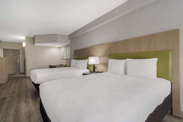 2 Queen Beds (6 of 12)