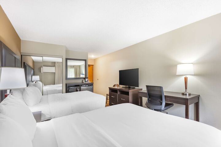 1 Queen Bed (9 of 19)
