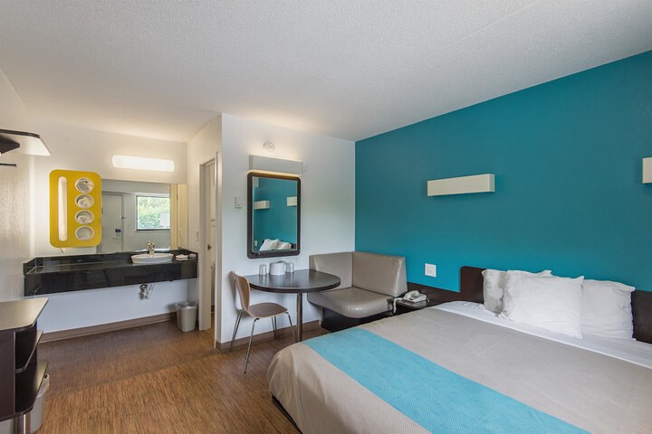 1 King Bed (8 of 9)