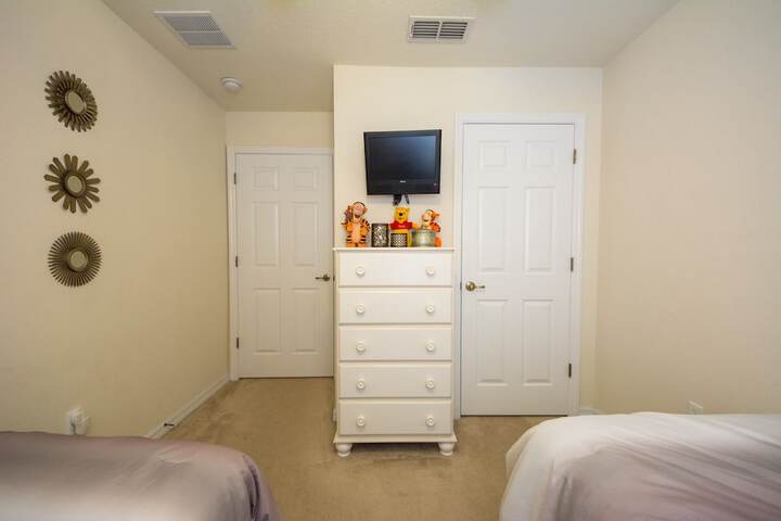 Room 35 of 221