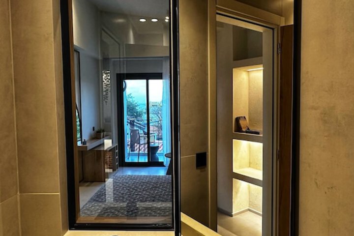 Room 14 of 25