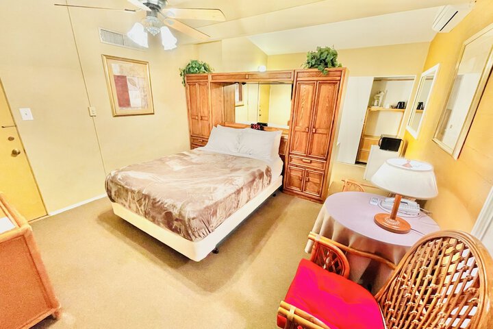 Studio King Bed Patio Kitchenette (18 of 51)