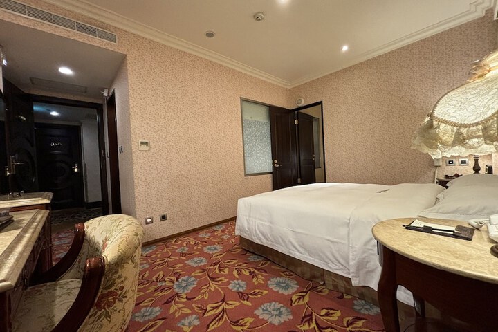 Room 30 of 216