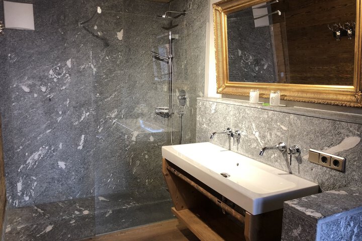 Room 170 of 221