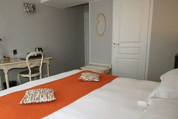 Room 6 of 28
