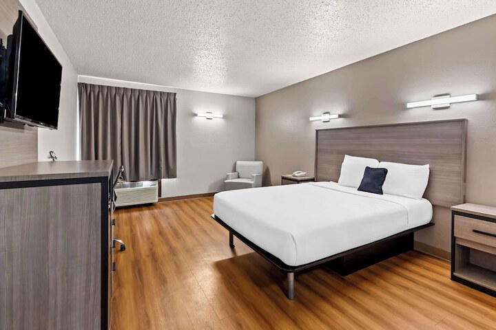 1 King Bed (4 of 9)